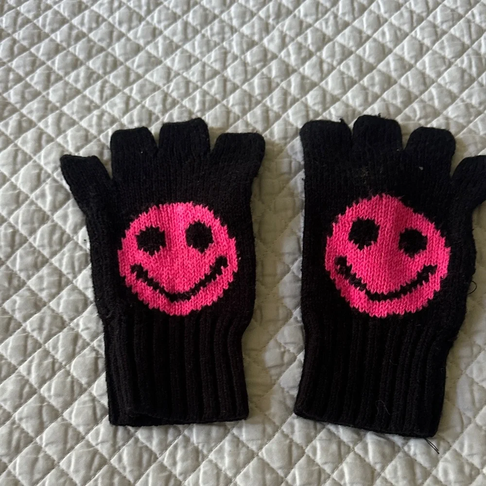 Kids Black and Pink Smiley Face Gloves